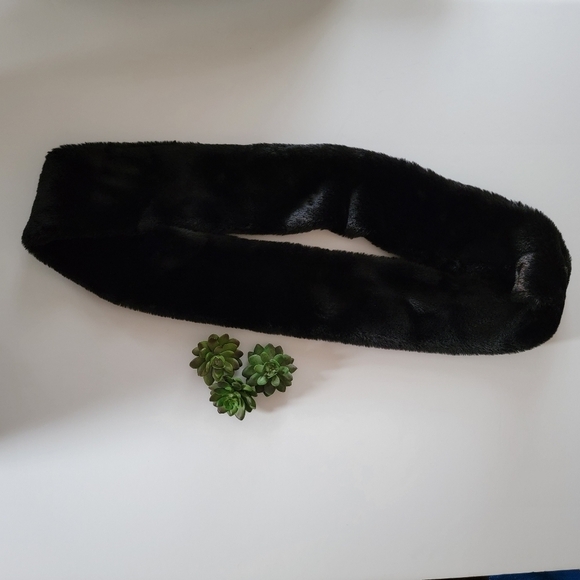 Faux Fur Infinity Scarf In Black NWT - Picture 4 of 11